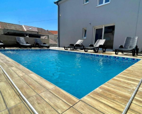 House Maria Deluxe with a pool